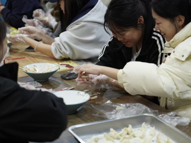 指尖“饺”艺，欢聚校园