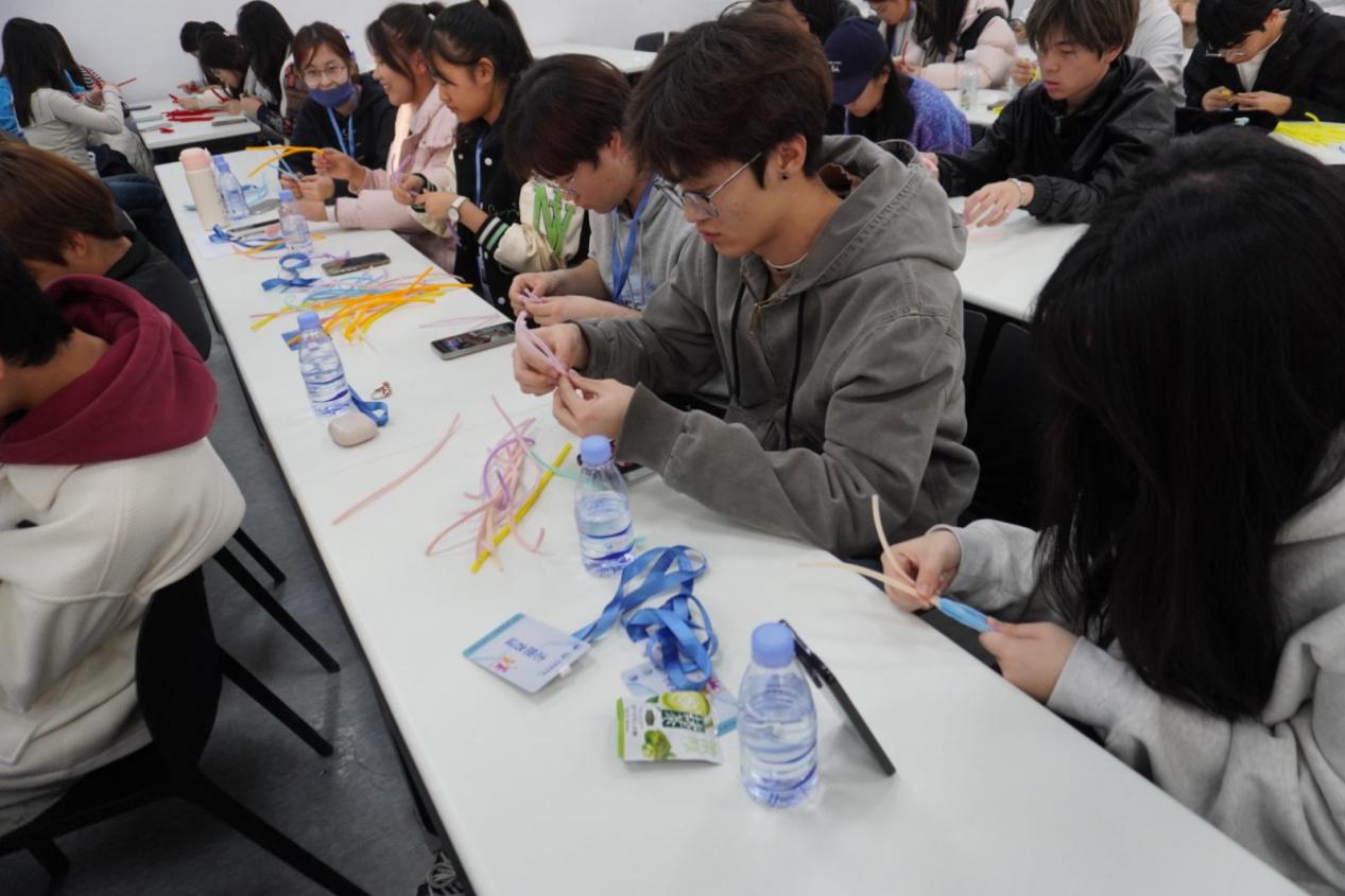 以手“扭”心，筑梦同行